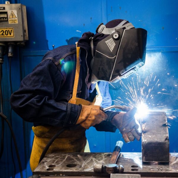 welder welds